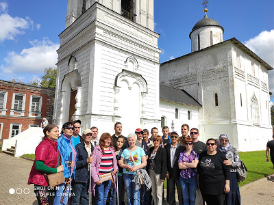 на фото Фото на память у Воскресенского собора Волоколамского Кремля