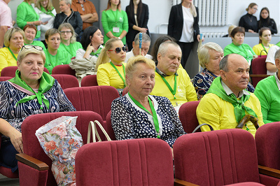 На фото участники и эксперты в актовом зале на открытии чемпионата Абилимпикс